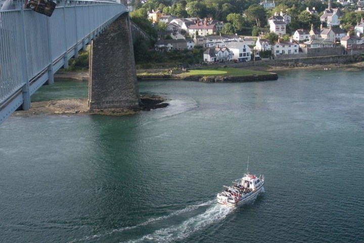 boat going under bridge